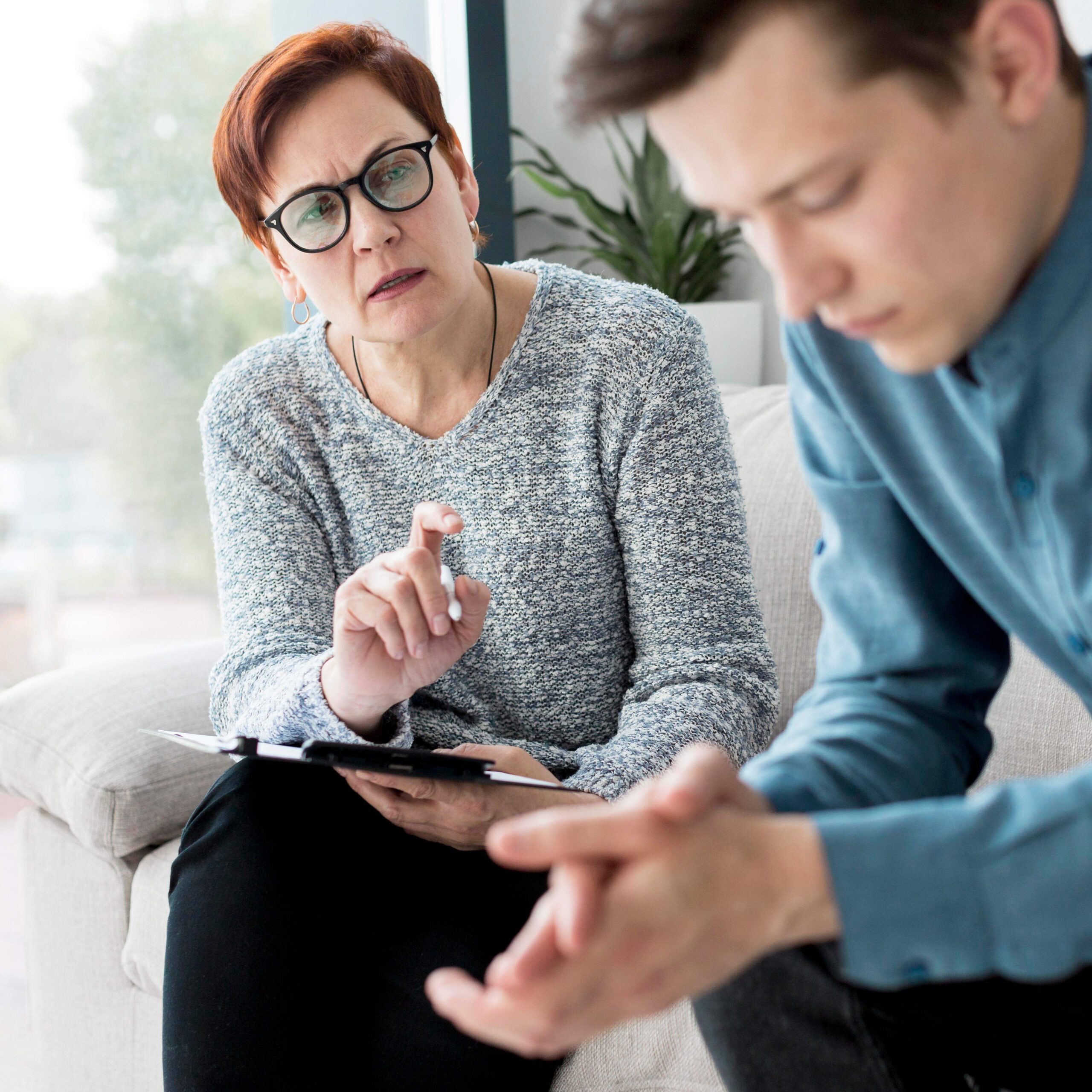 front-view-psychologist-consulting-patient front-view-psychologist-consulting-patient