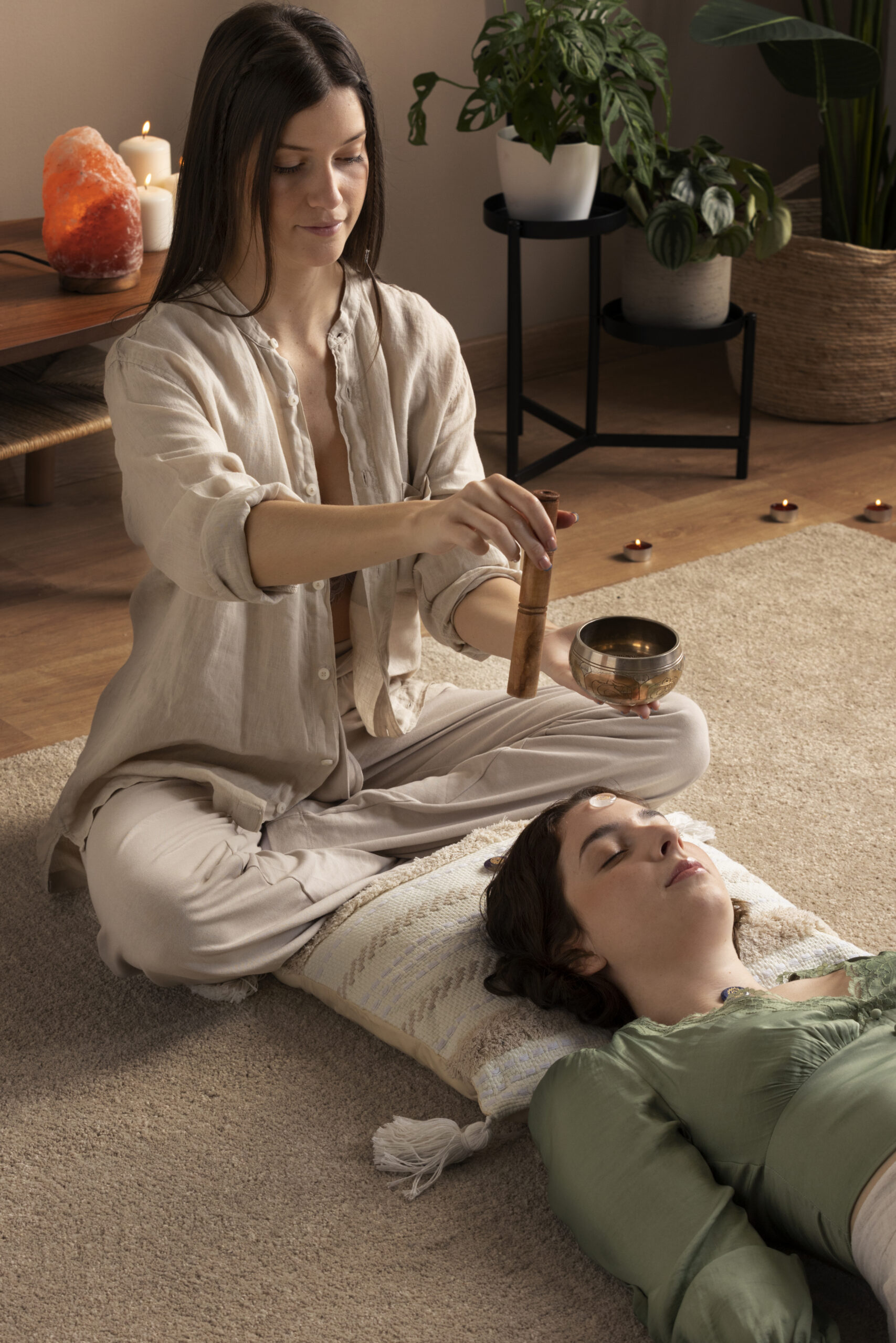 person-conducting-reiki-therapy person-conducting-reiki-therapy